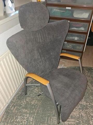 Relaxfauteuil met voetensteun beschikbaar voor biedingen