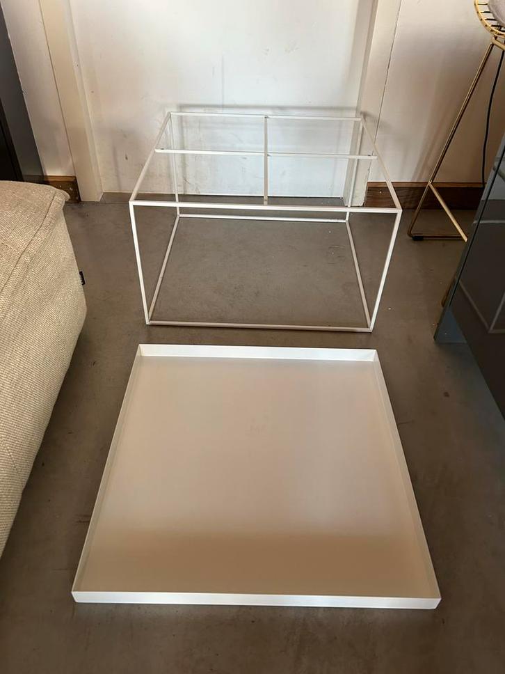 Moderne witte bijzettafel, Huis en Inrichting, Tafels | Salontafels, Gebruikt, Minder dan 50 cm, 50 tot 100 cm, Vierkant, Metaal