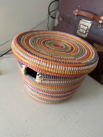 Leuke gekleurde handgemaakte rieten mand beschikbaar voor biedingen