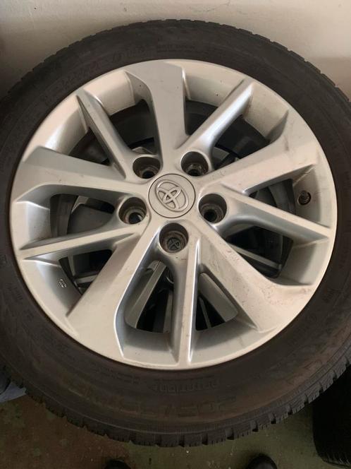 Orginele lichtmetalen Toyota velgen + Nokian winterbanden, Auto-onderdelen, Banden en Velgen, Velg(en), Winterbanden, 16 inch