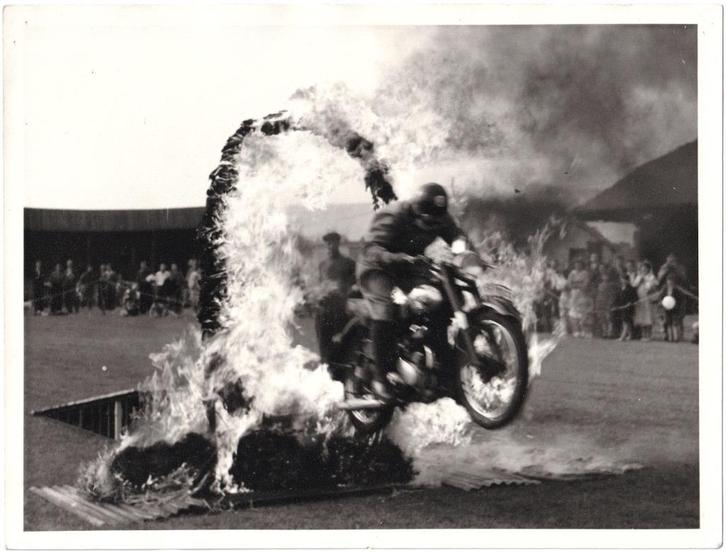 Foto - Motor 4 - Evenement - Spel - Vuur, Verzamelen, Foto's en Prenten, Gebruikt, Foto, Overige onderwerpen, 1940 tot 1960, Ophalen of Verzenden