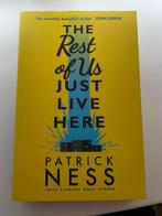 Patrick Ness - The Rest of Us Just Live Here, Boeken, Fictie, Patrick Ness, Ophalen of Verzenden, Zo goed als nieuw