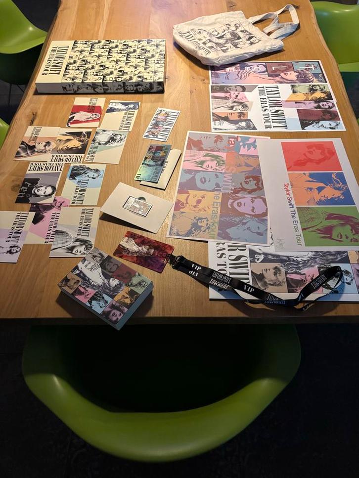 Taylor Swift Eras Tour VIP Box New/sealed, Verzamelen, Muziek, Artiesten en Beroemdheden, Zo goed als nieuw, Overige typen, Ophalen of Verzenden