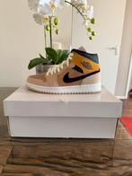Jordan 1 Mid SE Particle Beige (Women's) 37,5 - 38,5, Ophalen of Verzenden, Nieuw, Beige, Sneakers of Gympen