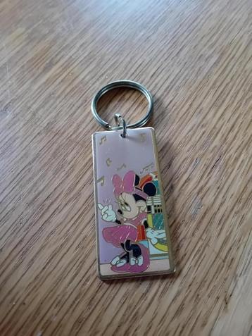 Disney Minnie Mouse metalen sleutelhanger dansen 6x3cm beschikbaar voor biedingen