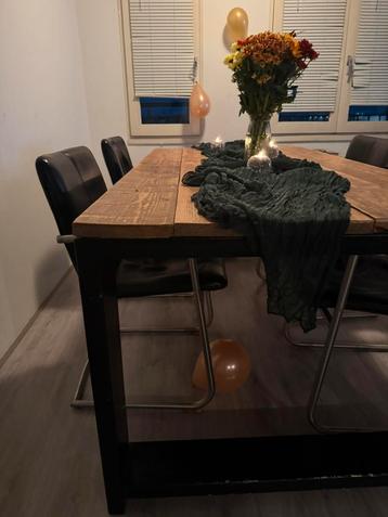Industrial wooden dining table with 4 chairs – Helmond beschikbaar voor biedingen