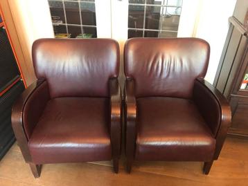2 fauteuils van leer en hout beschikbaar voor biedingen