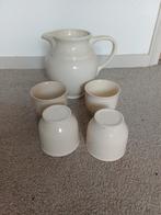 Kan met mokken, Huis en Inrichting, Keuken | Servies, Ophalen of Verzenden, Zo goed als nieuw, Overige stijlen, Kop(pen) en/of Schotel(s)