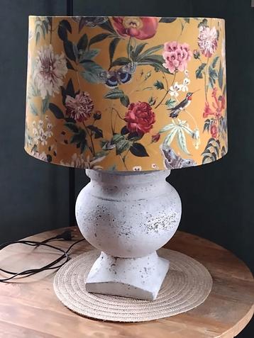 Lamp met betonnen voet en gebloemde velvet kap  beschikbaar voor biedingen