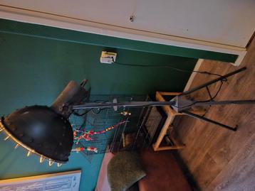 Industriële staande lamp beschikbaar voor biedingen