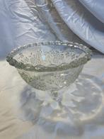 Vintage glazen saladeschaal op pootjes – reliëf rozenmotief, Ophalen of Verzenden, Overige stijlen, Glas, Schaal of Schalen