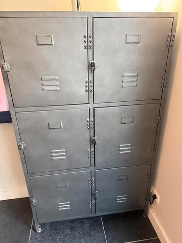 Vintage metalen lockerkast beschikbaar voor biedingen