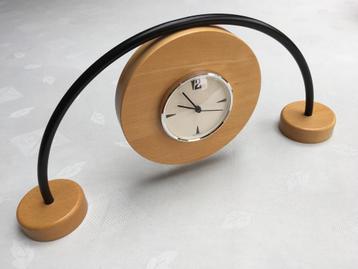 Leuke modern vormgegeven tafelklok/schouwklok (ronde vormen) beschikbaar voor biedingen