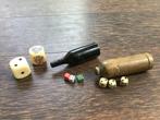Kleine dobbelstenen in kokertjes + 2 losse dobbelstenen, Ophalen of Verzenden
