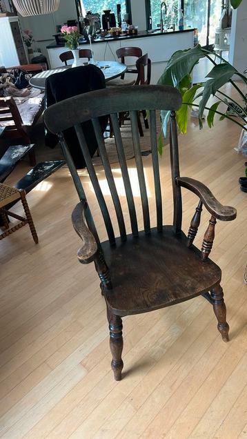 Antieke houten stoel beschikbaar voor biedingen