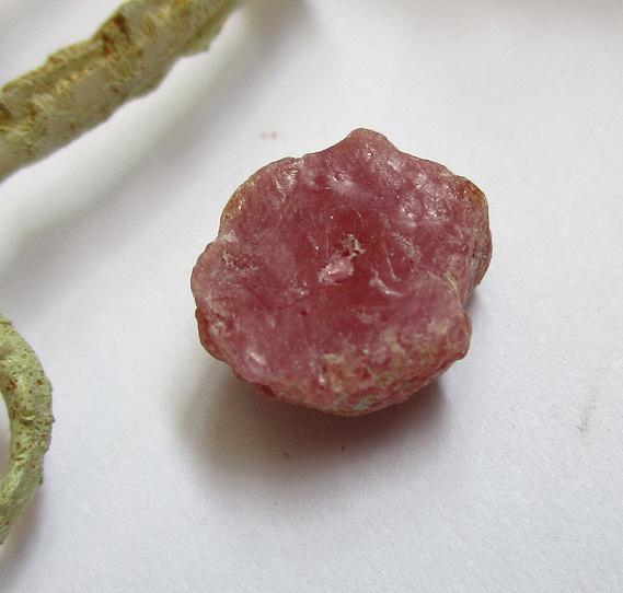 Robijntje - ruw -  ring steen, Verzamelen, Mineralen en Fossielen, Mineraal, Ophalen of Verzenden