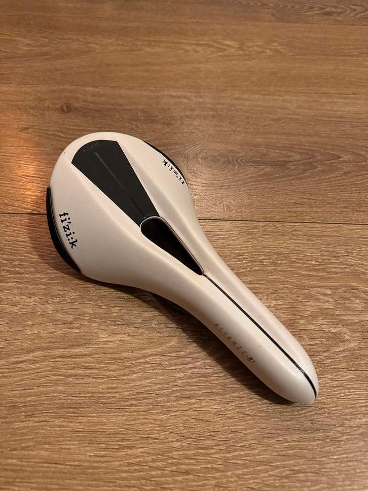 Fizik Aliante R3 Open Zadel Regular, Fietsen en Brommers, Fietsonderdelen, Zo goed als nieuw, Racefiets, Zadel, Ophalen of Verzenden