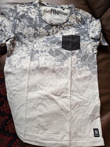 2 mooie 't Shirts maat s beschikbaar voor biedingen