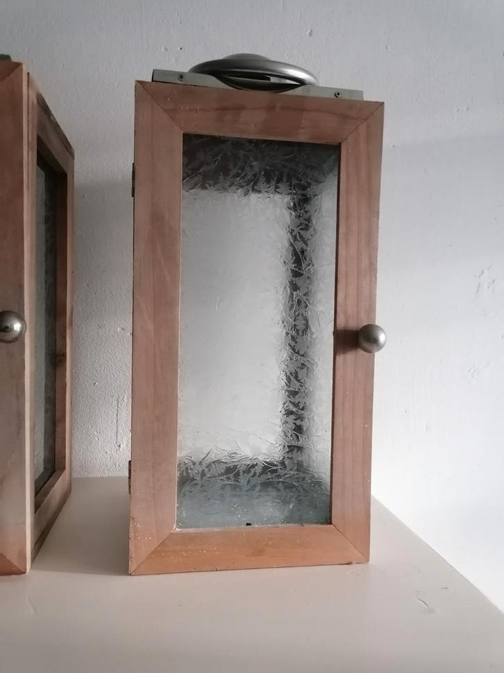 Twee eenvoudige lantaarns met bijzonder glas, Huis en Inrichting, Woonaccessoires | Kandelaars en Kaarsen, Zo goed als nieuw, 25 tot 50 cm