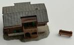 Kibri een Leuk houten huisje met een bankje, Hobby en Vrije tijd, Modeltreinen | H0, Ophalen of Verzenden, Gebruikt, Brug, Tunnel of Gebouw