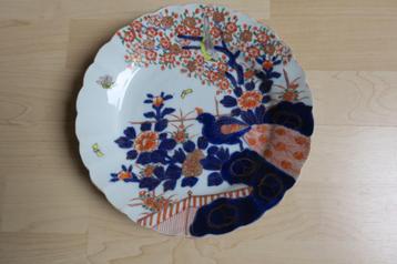 Antiek porseleinen Japans bord in kleur beschikbaar voor biedingen