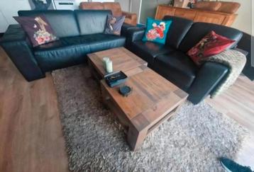 2 zwarte leren 2-Zitsbanken in nette staat (Geen leder look) beschikbaar voor biedingen