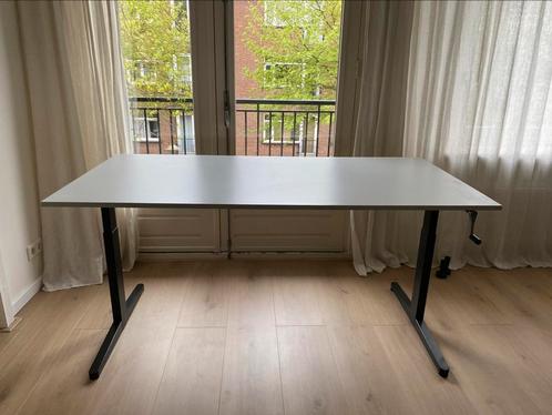 Verstelbaar/adjustable Ahrend bureau - wit met zwart 160x80, Huis en Inrichting, Bureaus, Zo goed als nieuw, In hoogte verstelbaar