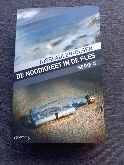 Jussi Adler-Olsen - De noodkreet in de fles, Boeken, Thrillers, Zo goed als nieuw, Nederland, Ophalen of Verzenden