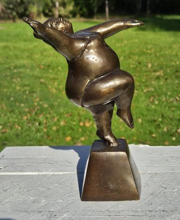 DIKKE DAME / bronzen beeld / armen omhoog beschikbaar voor biedingen