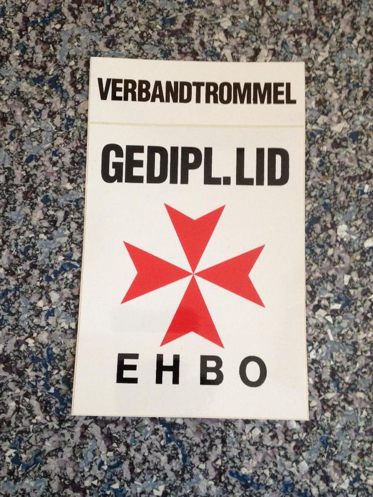 Sticker EHBO gediplomeerd lid verbandtrommel nieuw logo, Verzamelen, Stickers, Zo goed als nieuw, Bedrijf of Vereniging, Ophalen