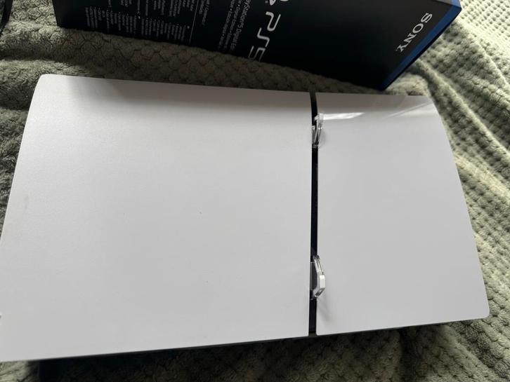 PS5 Slim 1TB + Zwarte Dualsense (batterij moet vervangen), Spelcomputers en Games, Spelcomputers | Sony PlayStation 5, Zo goed als nieuw