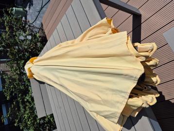 Z.g.a.n. gele parasol ca 3.00 meter beschikbaar voor biedingen