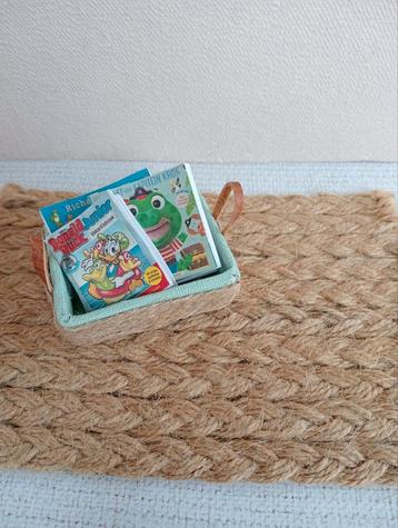 Lectuur mandje met 3 boekjes poppenhuis  beschikbaar voor biedingen