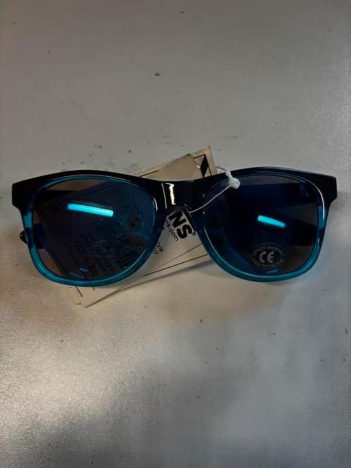 ZGAN! Zonnebril VANS blauw klein krasje in glas €11,99, Sieraden, Tassen en Uiterlijk, Zonnebrillen en Brillen | Heren, Zo goed als nieuw