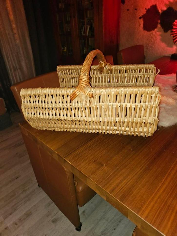 Vintage rieten krantenmand, Huis en Inrichting, Woonaccessoires | Schalen en Manden, Gebruikt, Rechthoekig, Riet, Ophalen