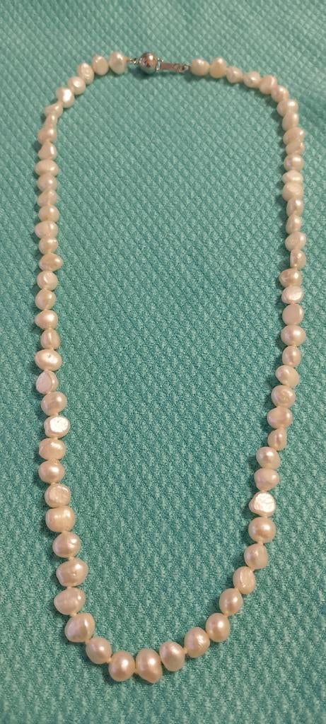Parelsnoer - Elegant en Tijdloos, Sieraden, Tassen en Uiterlijk, Kettingen, Ophalen of Verzenden, Zo goed als nieuw, Wit, Overige materialen