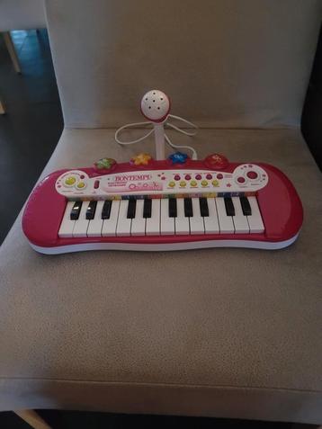 Elektronisch keyboard met microfoon beschikbaar voor biedingen