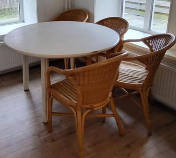 Ronde rotan Eettafel 120 met 4 stoelen  beschikbaar voor biedingen