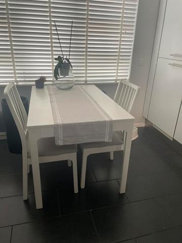 Eettafel Ekerdalen Ikea met 2 stoelen beschikbaar voor biedingen