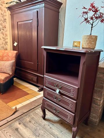 Antiek houten nachtkastje, burgendy, ladekastje, landelijk beschikbaar voor biedingen