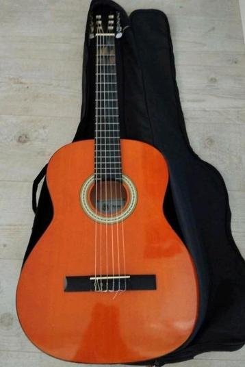 Akoestische gitaar met nieuwe snaren met tas  beschikbaar voor biedingen