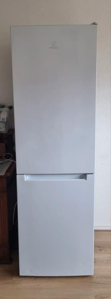 Indesit koelvriescombinatie No Frost, Witgoed en Apparatuur, Koelkasten en IJskasten, Gebruikt, Met aparte vriezer, 200 liter of meer