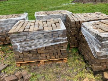 Gebakken klinkerkeien (uiterlijk 8 november afhalen) beschikbaar voor biedingen