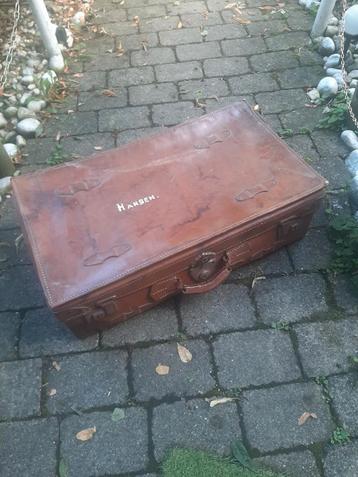 2oude leren koffers beschikbaar voor biedingen