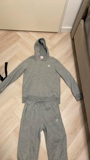 Maat 12-13 jaar Adidas pak grijs beschikbaar voor biedingen