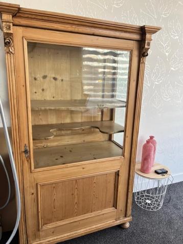Antiek grene vitrinekast beschikbaar voor biedingen