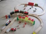 Houten treinbaan een paar treinen rails en veel accessoires, Kinderen en Baby's, Speelgoed | Houten speelgoed, Ophalen of Verzenden
