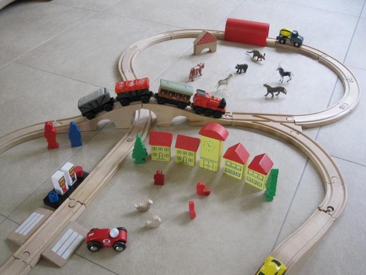 Houten treinbaan een paar treinen rails en veel accessoires, Kinderen en Baby's, Speelgoed | Houten speelgoed, Zo goed als nieuw