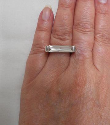 Zilveren mooie ring met langwerpige steen maat 17 nr.1447 beschikbaar voor biedingen