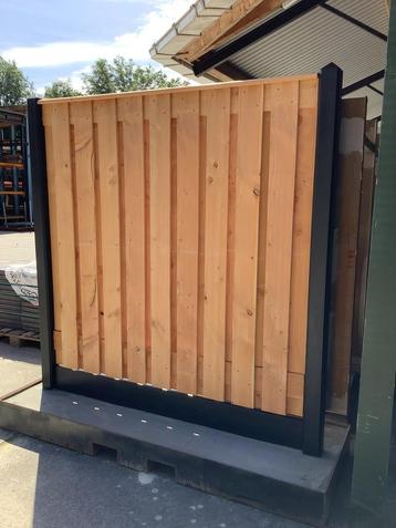 Tuinscherm met betonpalen beschikbaar voor biedingen